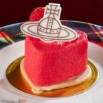 Un dessert a forma di cuore rosso al Vivienne Westwood Cafè