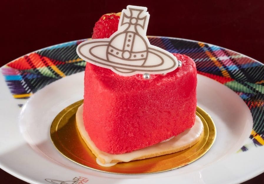 Un dessert a forma di cuore rosso al Vivienne Westwood Cafè