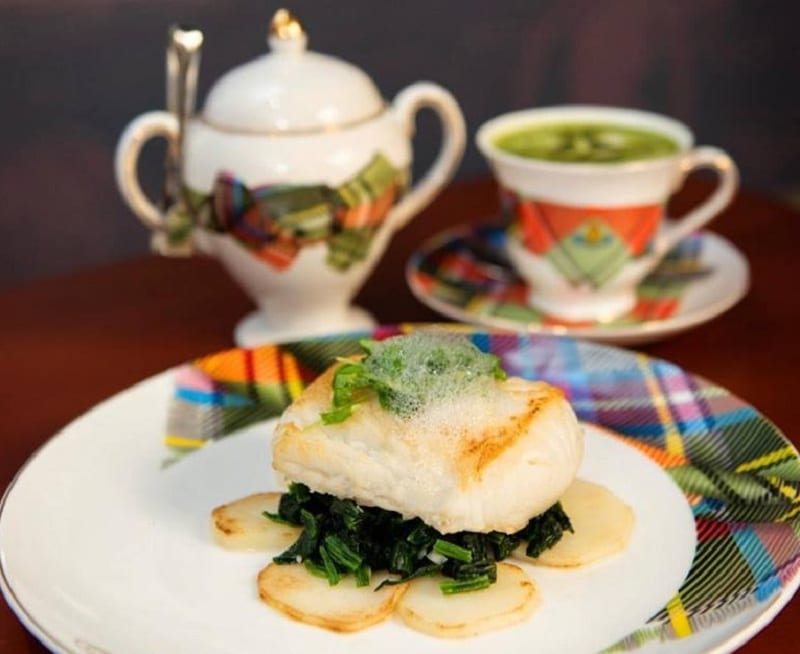 Un piatto salato al Vivienne Westwood Cafè, con servizio da tè in porcellana